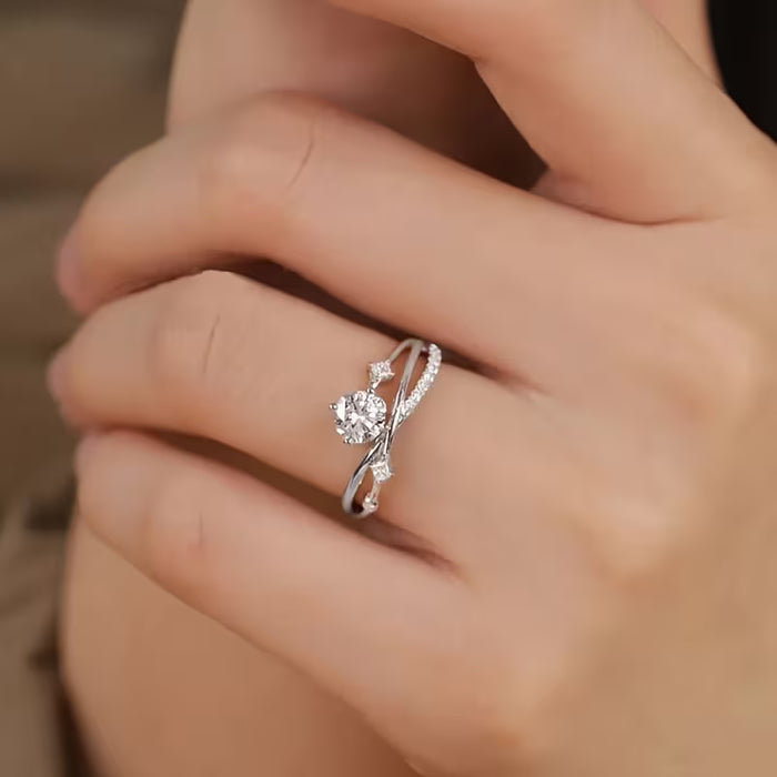 Anillo con bandas entrecruzadas y circonita sintética central, diseñado para mujer.