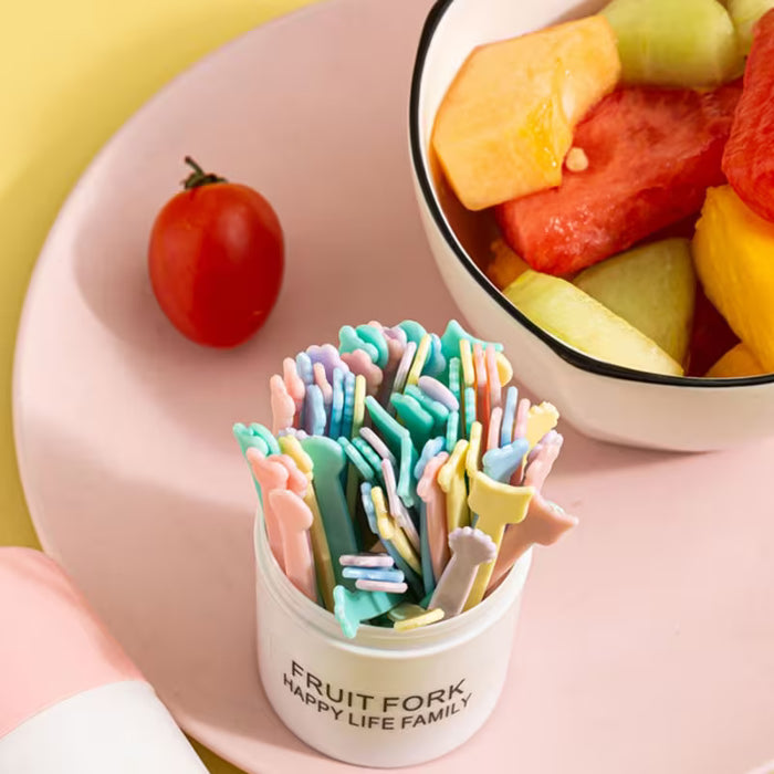Brochetas de fruta, pasteles domésticos de dos puntas, tenedores para postre