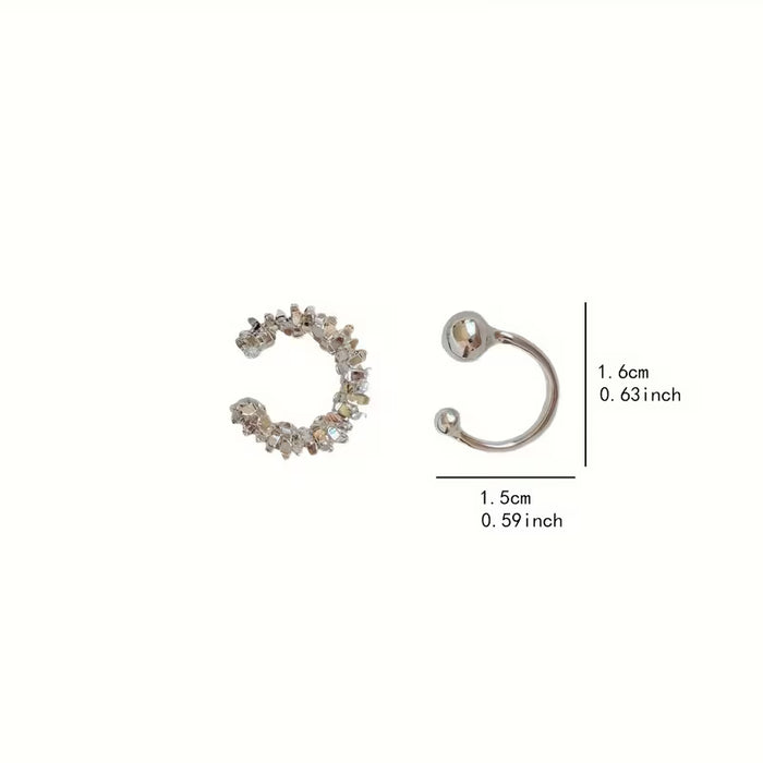 Un par de clips de oreja asimétricos para mujer en tono plateado, un accesorio único y de moda