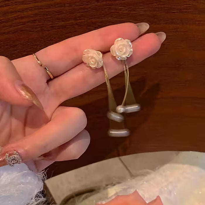 Pendientes de tachuelas con borlas de camelia para mujer