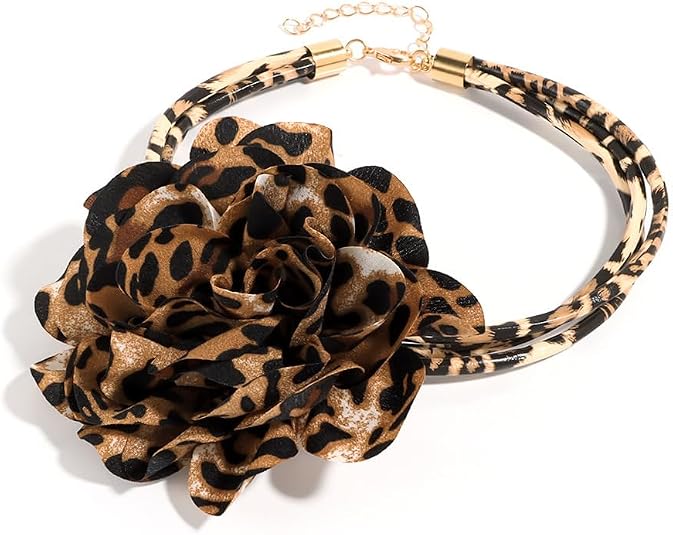 Gargantilla con estampado de leopardo con estampado de rosas grandes