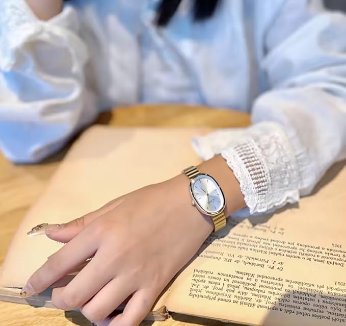 Reloj Ovalado para Mujer, Diseño Elegante Dorado, Correa Metálica Ajustable.