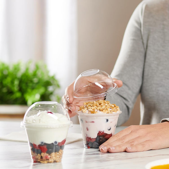 GUSTO Vasos de plástico transparente de 9 onzas con tapas de cúpula, 50 unidades