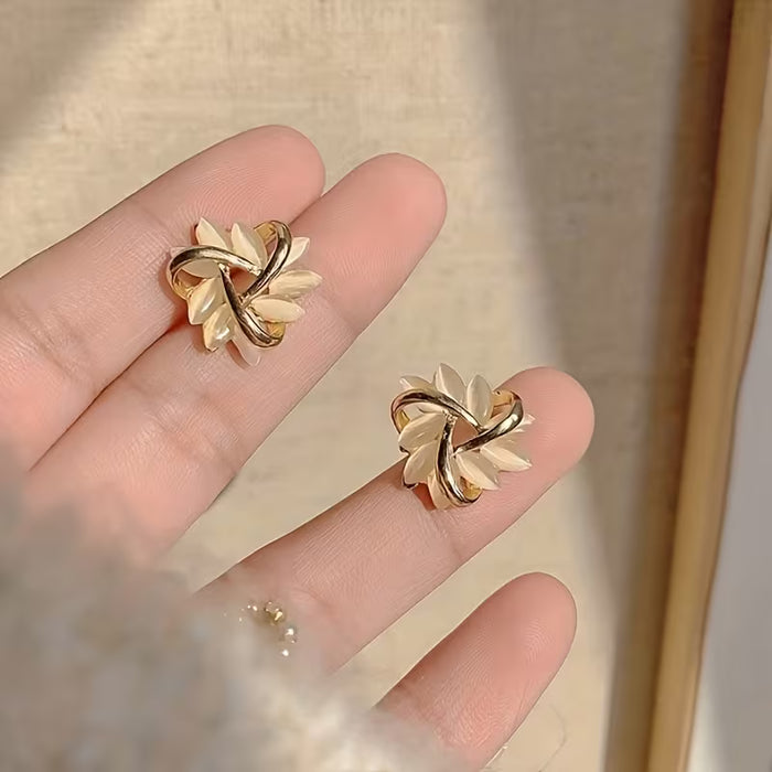 Elegantes aretes de jade con pétalos franceses, hechos con aleación y con gemas sintéticas