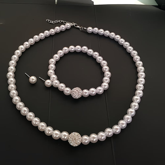 Conjunto de collar de perlas sintéticas, una pulsera y un par de aretes