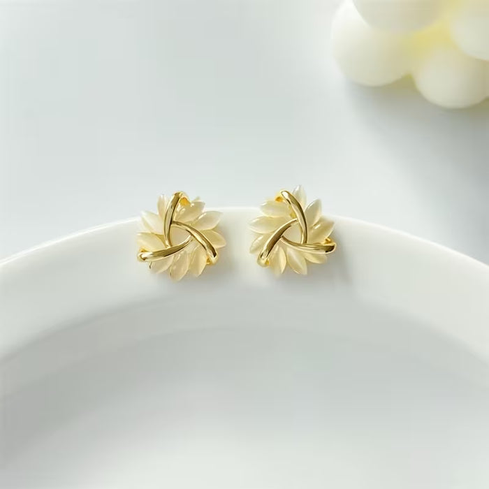 Elegantes aretes de jade con pétalos franceses, hechos con aleación y con gemas sintéticas