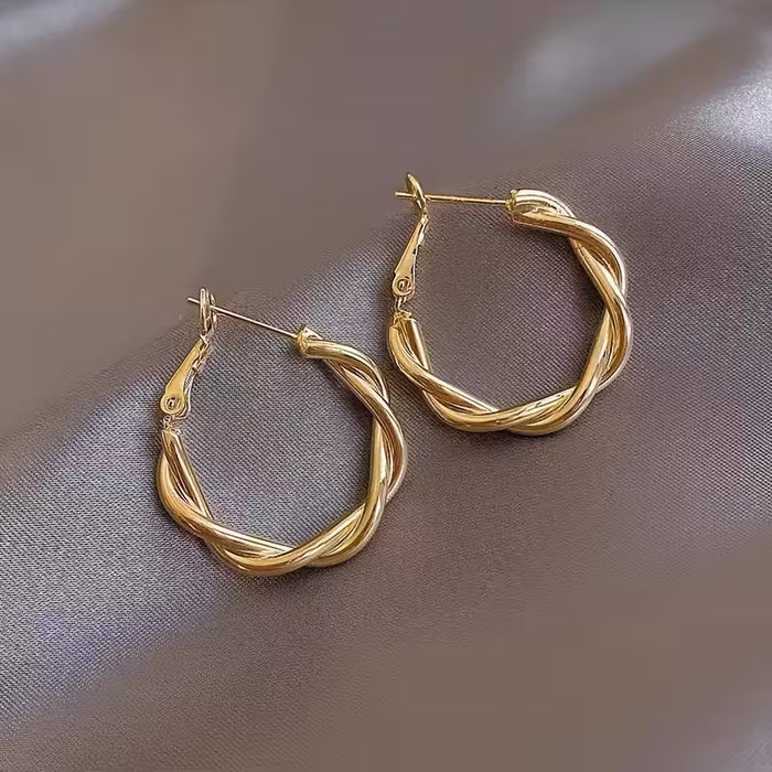 Un par de aretes con círculo trenzado simple, estilo japonés