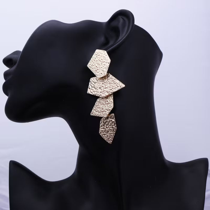 SHEIN Un par de pendientes geométricos irregulares de moda con un estilo único
