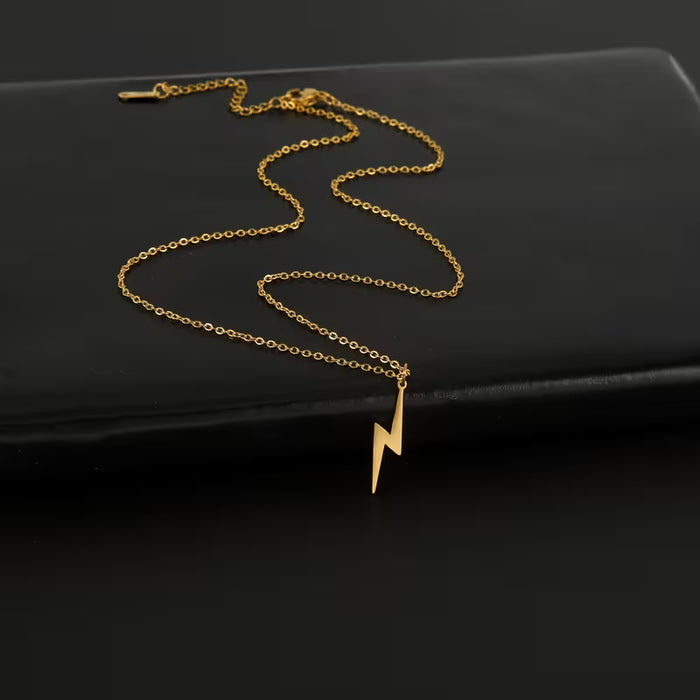 Collar con Colgante de Rayo en Acero Inoxidable Dorado - Diseño Elegante y Minimalista para Mujeres