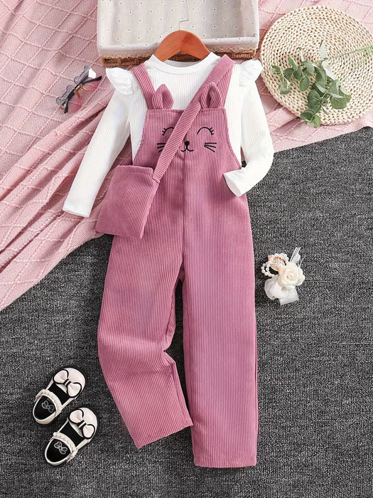 Un conjunto de dos piezas para niñas con una blusa de manga larga de color sólido con mangas voladoras