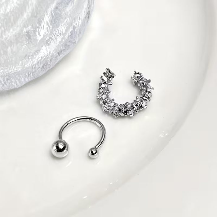Un par de clips de oreja asimétricos para mujer en tono plateado, un accesorio único y de moda