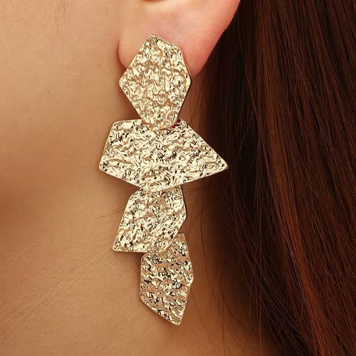 SHEIN Un par de pendientes geométricos irregulares de moda con un estilo único