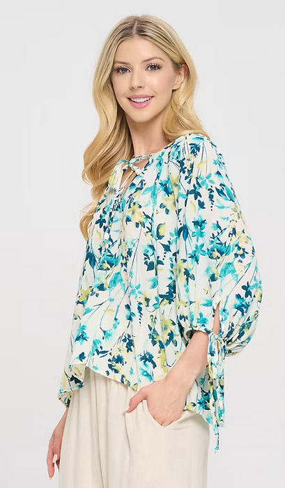 RENEEC. Top con cuello en V y estampado floral con lazo en las mangas