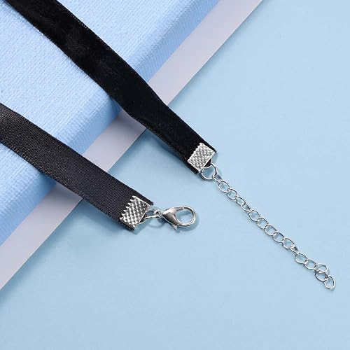 Gargantilla punk de terciopelo negro con colgante de corazón