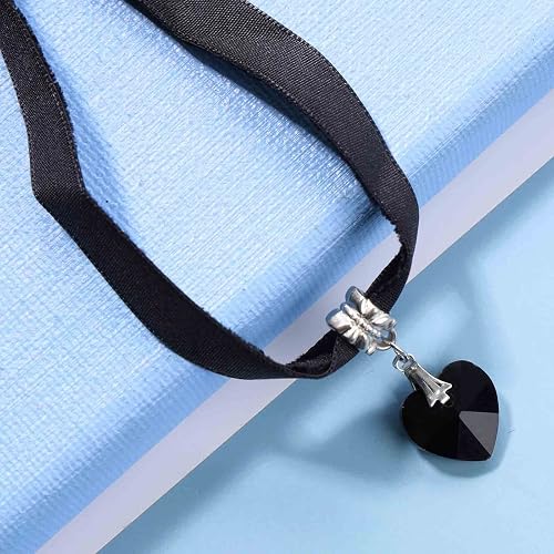 Gargantilla punk de terciopelo negro con colgante de corazón