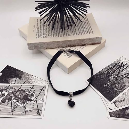 Gargantilla punk de terciopelo negro con colgante de corazón