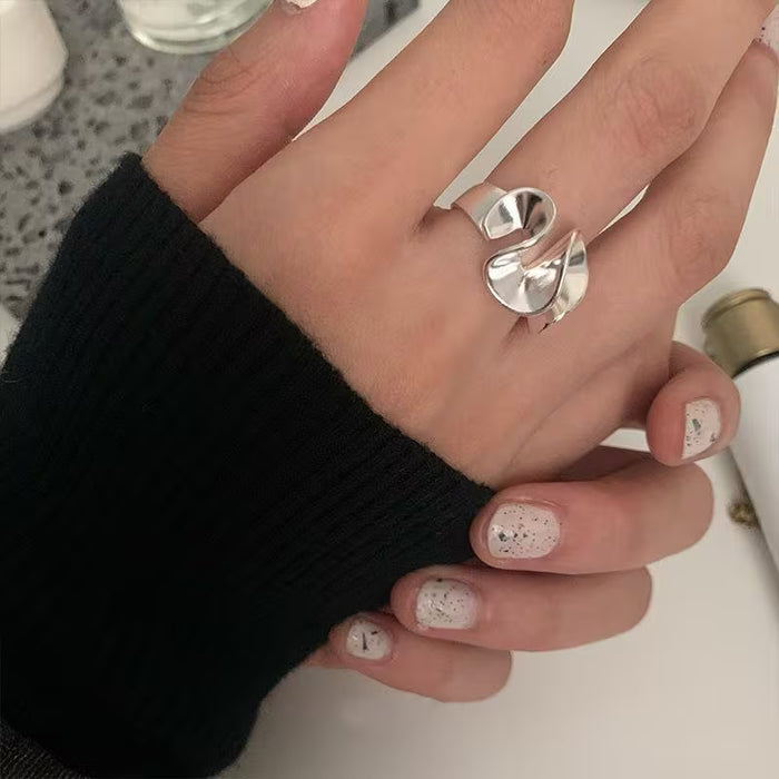 1 anillo minimalista de cobre con diseño geométrico retorcido para mujer