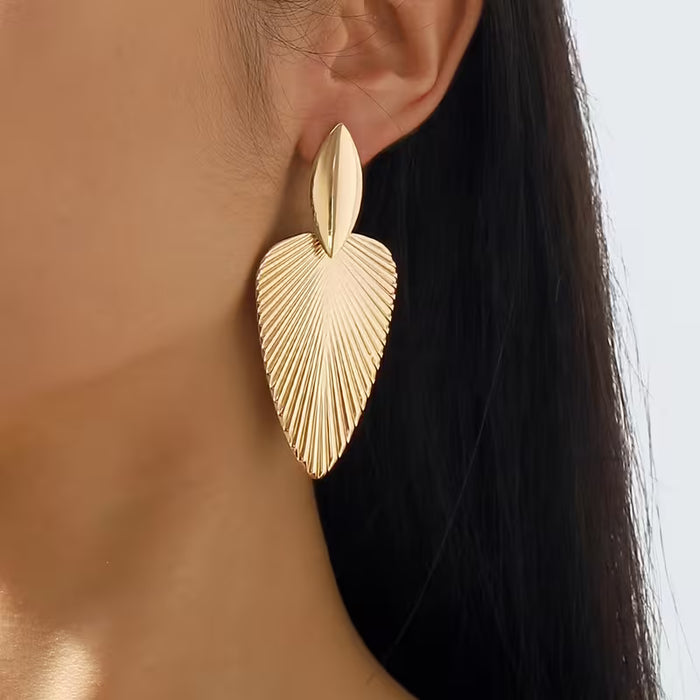 SHEIN Un Par de Aretes Colgantes de Moda para Mujer en Formas de Hojas