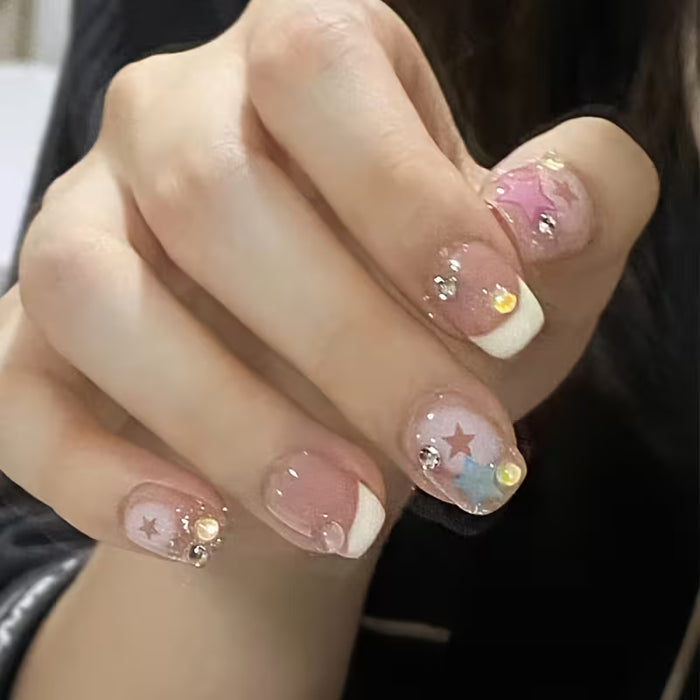 Kit de uñas cortas en forma cuadrada en tonos nude, rosa y azul con patrón de estrellas y brillo, acabado brillante, 24 piezas