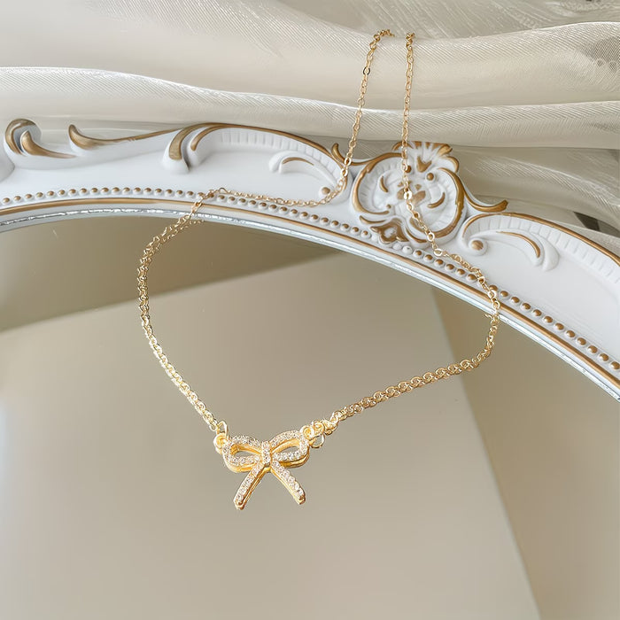 Un collar delicado para mujer con un colgante de lazo adornado con diamantes