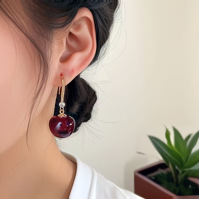 Un Par de Aretes de Gota de Vidrio con Diseño de Cereza