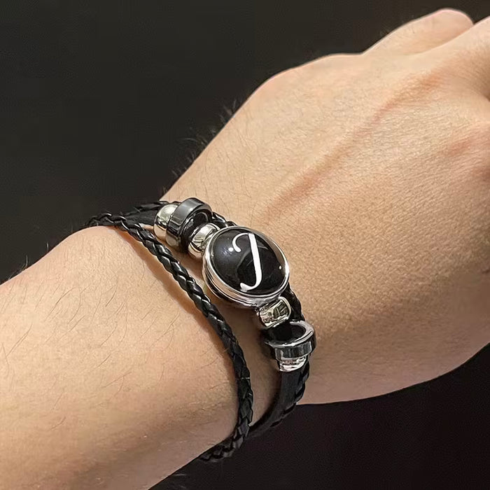 Pulsera de 1 pieza de imitación de cuero multicapa con letra J
