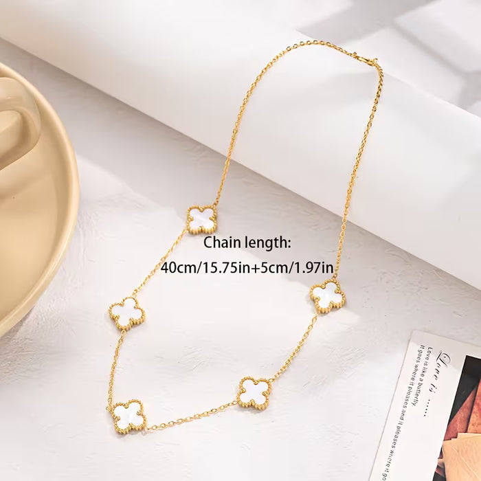 Un collar de trébol de cuatro hojas de la suerte, fácil y elegante