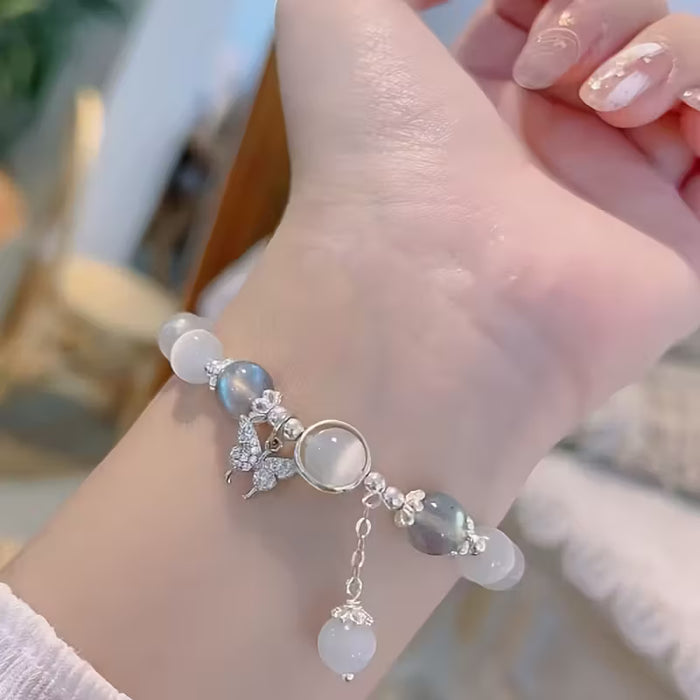 Un encantador brazalete con colgante de mariposa y cuentas, cuentas de ojo de gato