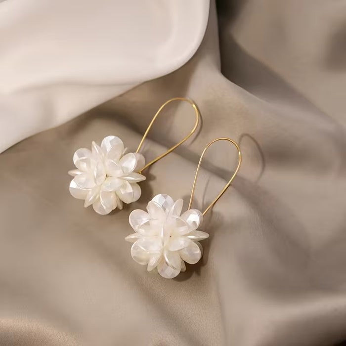 Pendientes largos de bola floral con diseño exagerado para mujer
