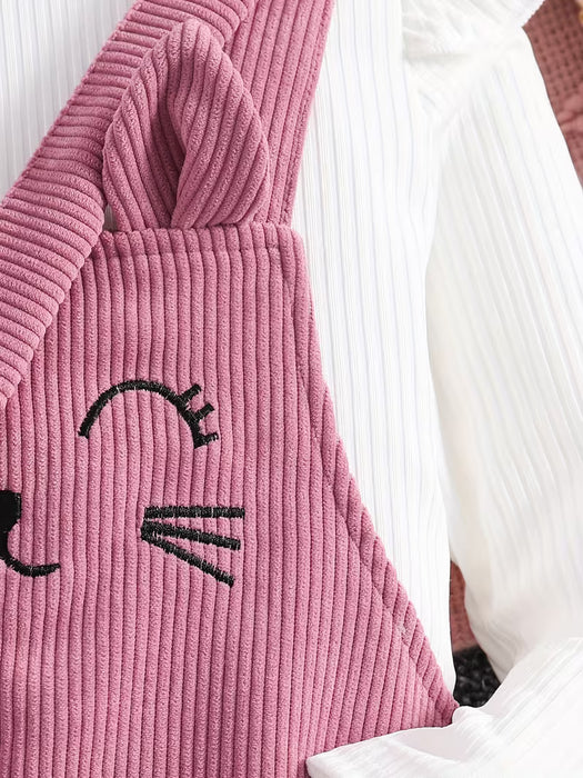 Un conjunto de dos piezas para niñas con una blusa de manga larga de color sólido con mangas voladoras