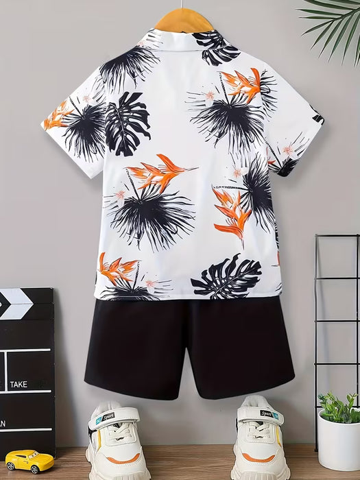 Un conjunto de dos camisetas para niño con estampados de hojas y pantalones cortos