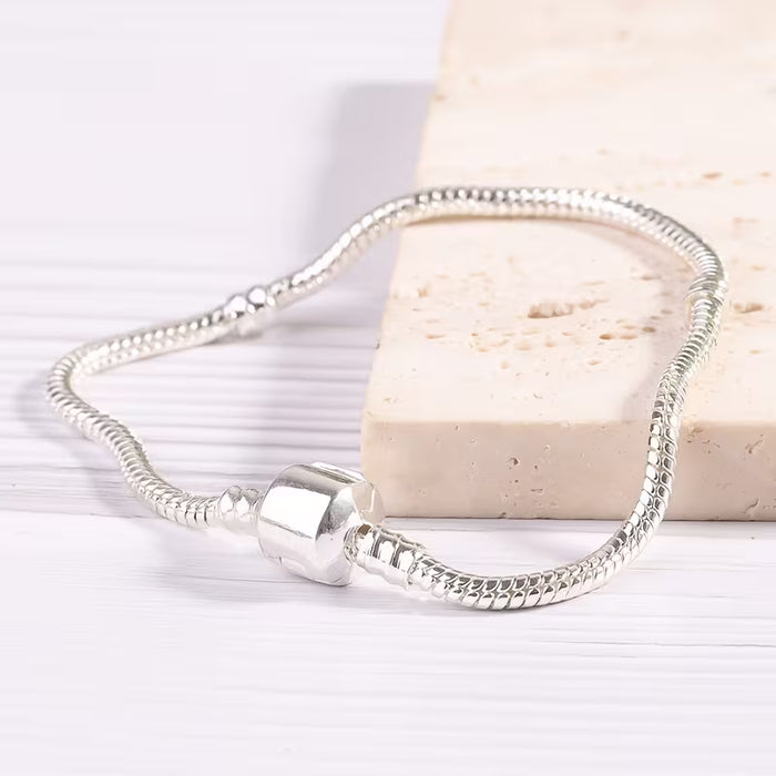 Una pulsera clásica con forma de serpiente plateada para mujer