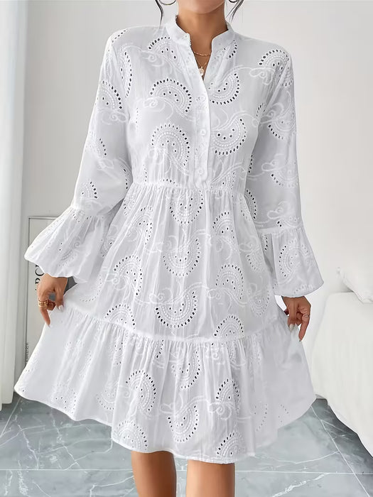 Vestido de mujer elegante con patrón de ojales intrincados, detalle de botón