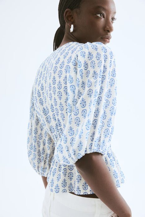 H&M Blusa con cuello en V Estampado blanco/azul