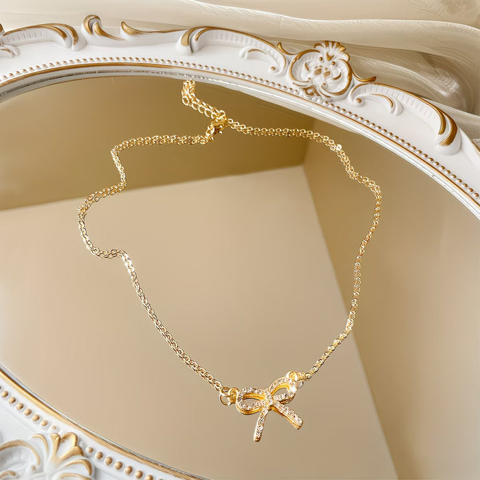 Un collar delicado para mujer con un colgante de lazo adornado con diamantes