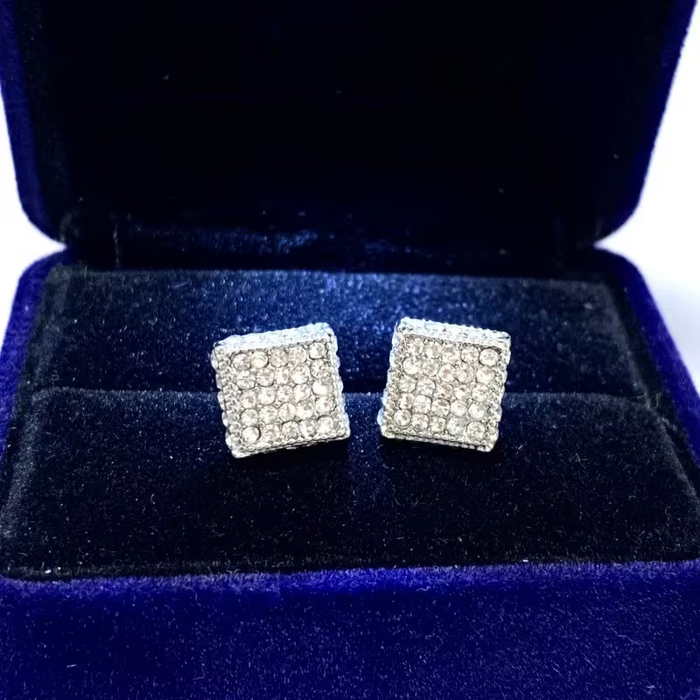Un par de aretes elegantes y lujosos adornados con zirconias sintéticas deslumbrantes