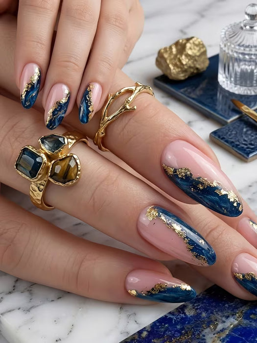 24 uñas postizas almendradas brillantes - Diseño azul y dorado a rayas