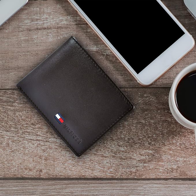 Cartera para hombre Tommy Hilfiger Passcase con ventana para identificación- Marrón británico