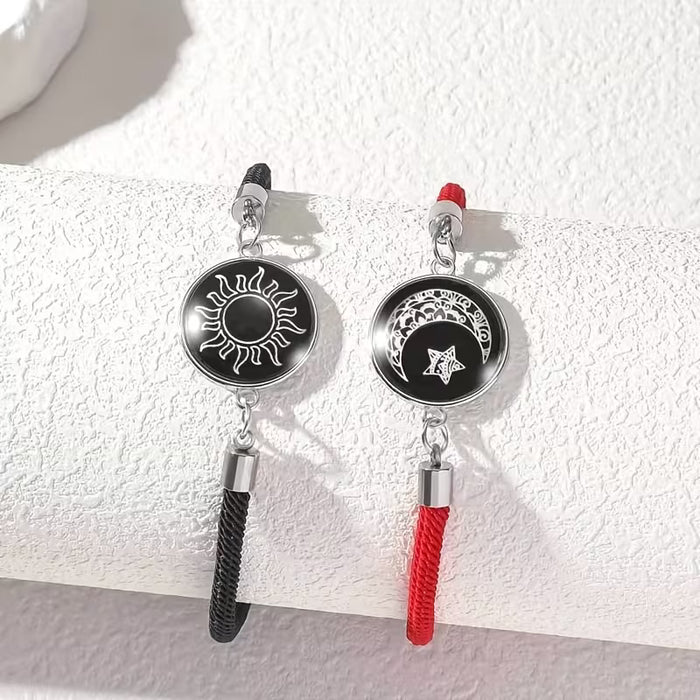 Un conjunto de dos pulseras de pareja con estilo, con el sol, la luna y las estrellas como buenos amigos