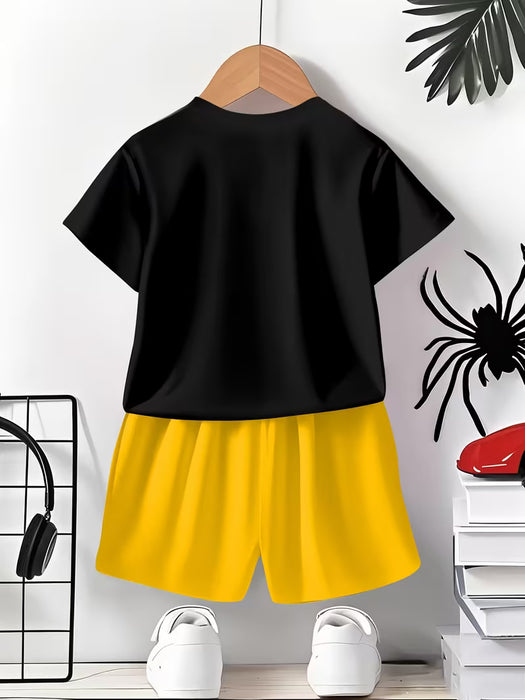 Un conjunto de 2 camisetas de manga corta y pantalones cortos con estilo para niños