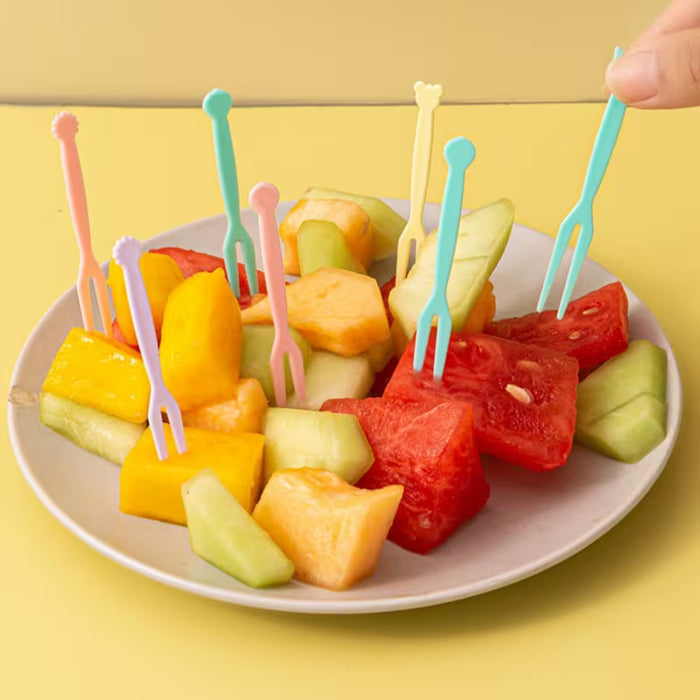 Brochetas de fruta, pasteles domésticos de dos puntas, tenedores para postre