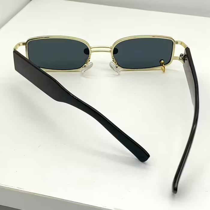 Un par de gafas de moda cuadradas en estilo Y2K, adecuadas para mujeres