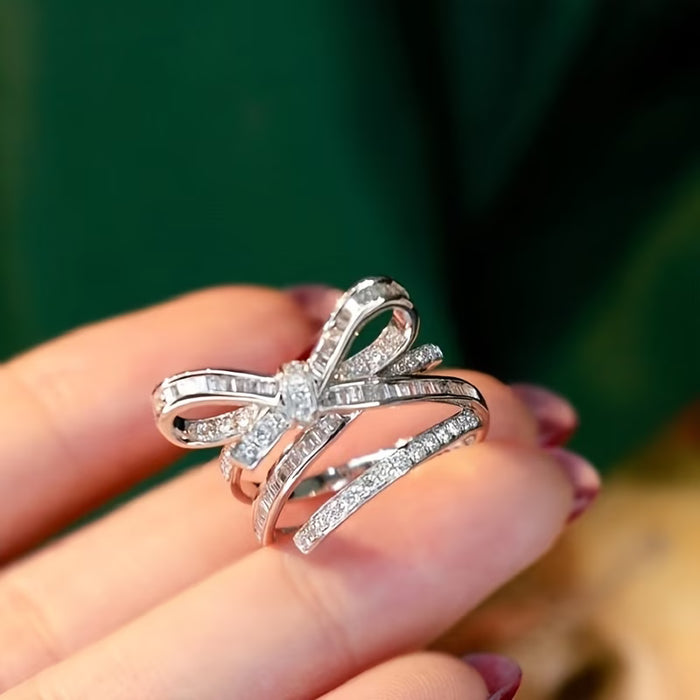 Anillo de Zirconia Sintética Cúbica con Forma de Lazo Hermoso