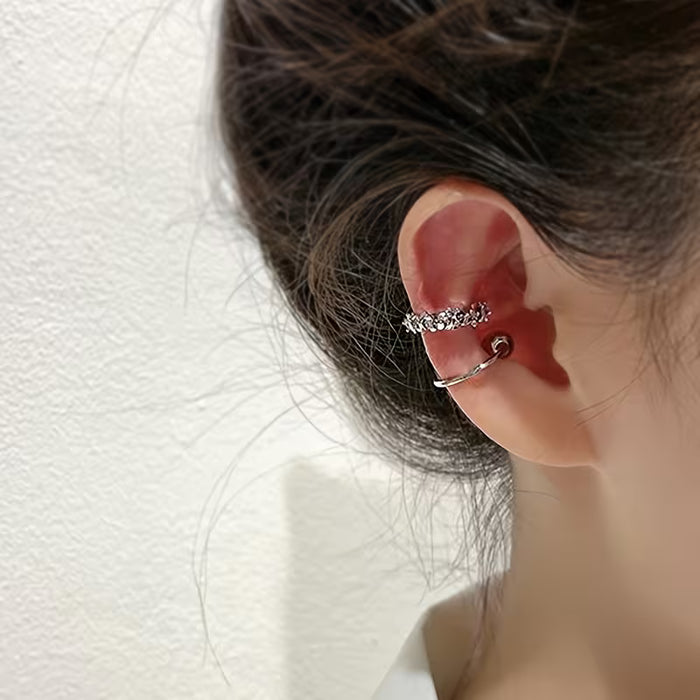 Un par de clips de oreja asimétricos para mujer en tono plateado, un accesorio único y de moda