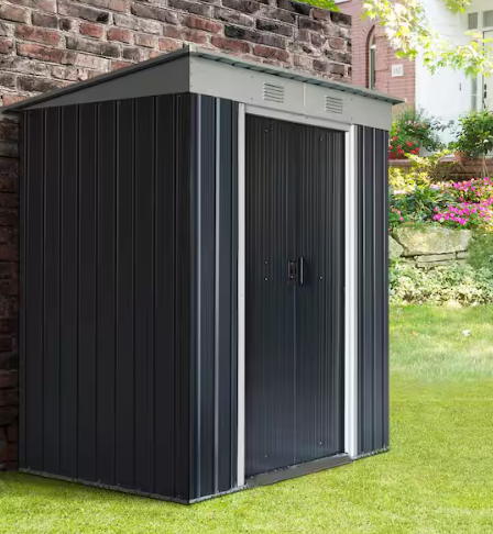 Juego de almacenamiento de herramientas de jardín negro con puerta con cerradura y rejillas de ventilación.