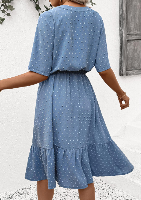 Vestido azul empolvado de manga corta con escote en V