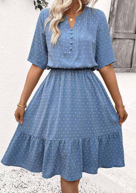 Vestido azul empolvado de manga corta con escote en V