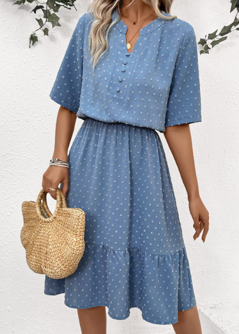 Vestido azul empolvado de manga corta con escote en V