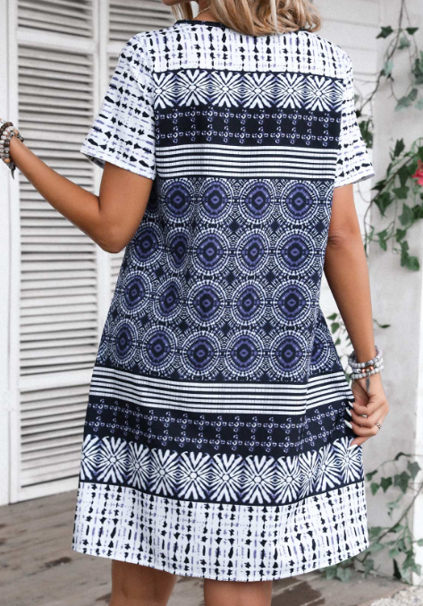 Vestido azul de corte A con estampado tribal y manga corta