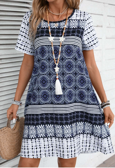 Vestido azul de corte A con estampado tribal y manga corta